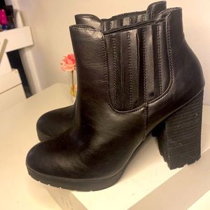 Madden Girl | Mazzie | Black Round Toe platform Chelsea boot w chunky heel | 8.5
